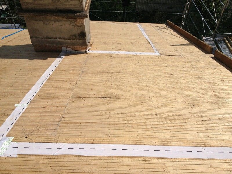 Holzschalung und Sparrenlage der Unterkonstruktion