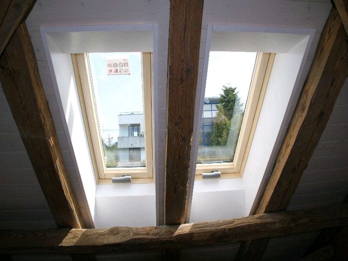 Dachfenster mit Fensterfutter im Rohbau